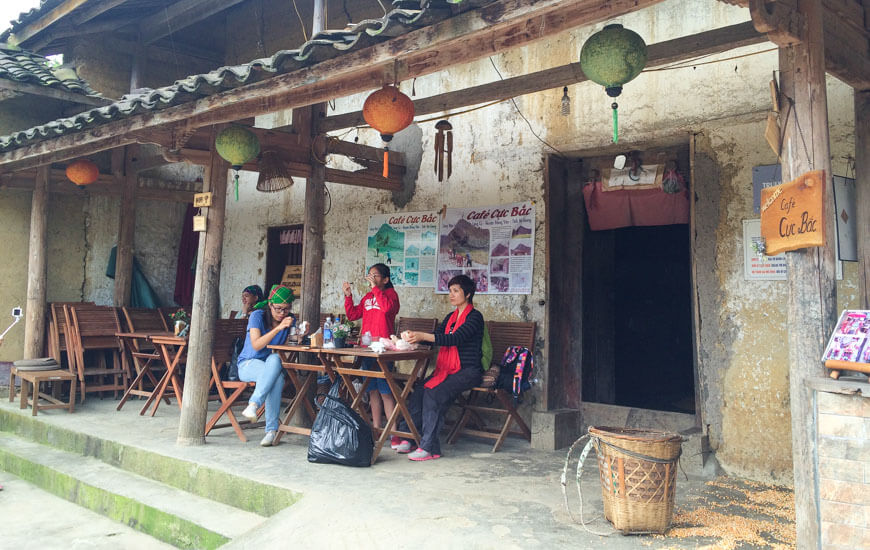 Godere caffè del popolo etnico di Lolo nella zona montuosa del nord Vietnam