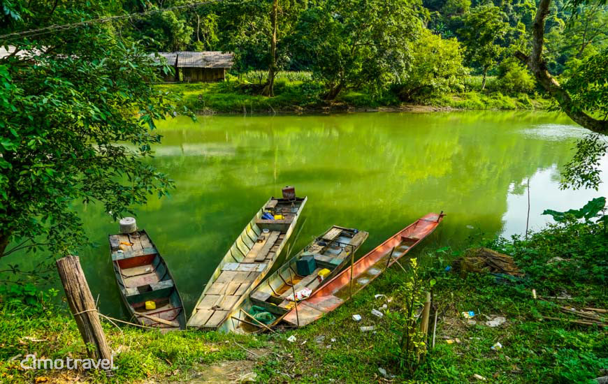 Pescatore lungo il fiume Nang, Lago di Ba Be