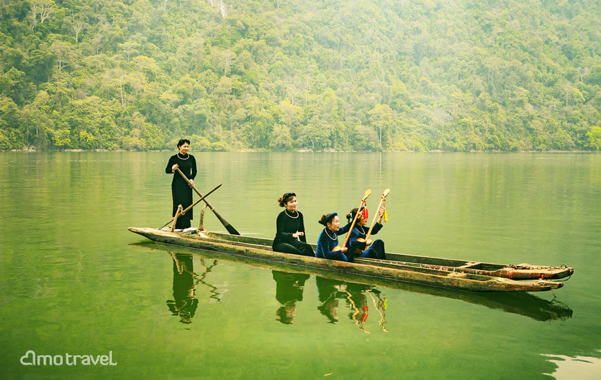 La gente etnia Tay vivono sul Lago di Ba Be