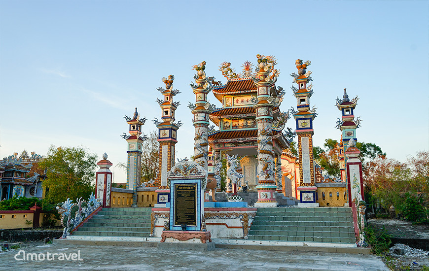 “Città dei fantasmi” del Vietnam dove i morti vivono in palazzi più sontuosi dei vivi