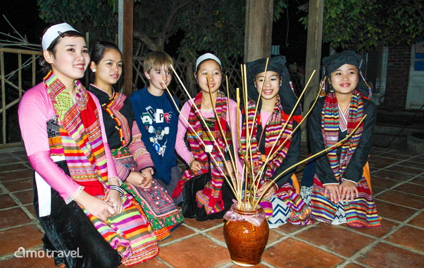Danza con la gente Thai Bianca a Mai Chau Vietnam