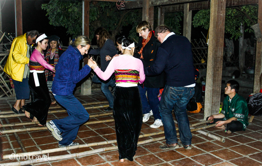 Danza con la gente Thai Bianca a Mai Chau Vietnam