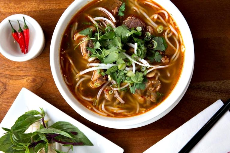 Bun Bo Hue, una ciotola di manzo e zuppa di vermicelli di riso del Hue