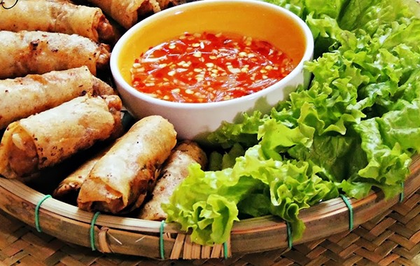 Involtini vietnamiti fritti – il preferito piatto dei viaggiatori in Vietnam 