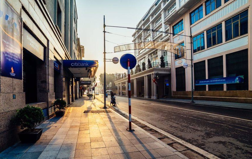 La via di Tràng Tiền è affolata al solito ma stranamente tranquilla nel primo giorno dell'anno nuovo