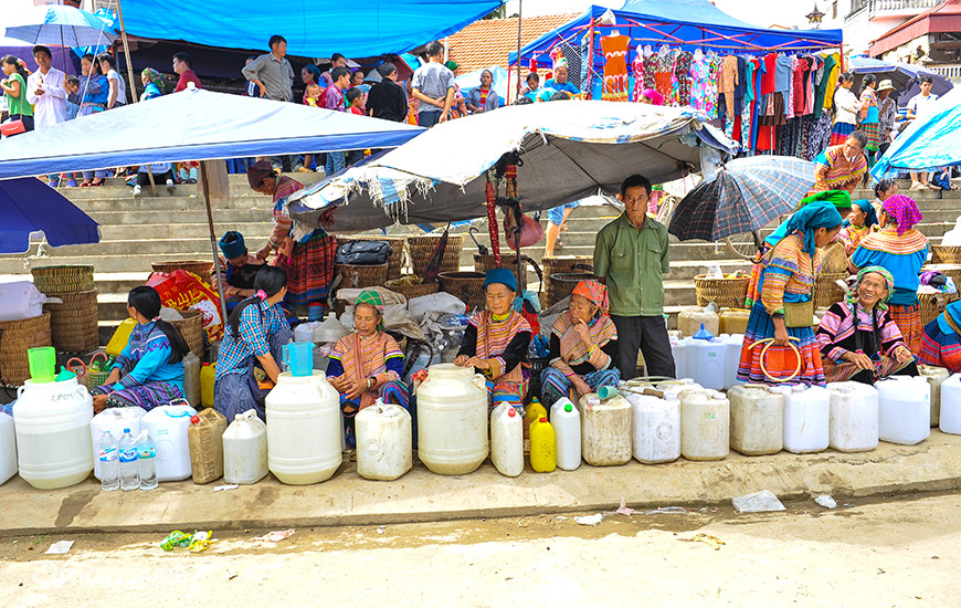 Il mercato di Bac Ha. Venditrice di salsa di peperoncino