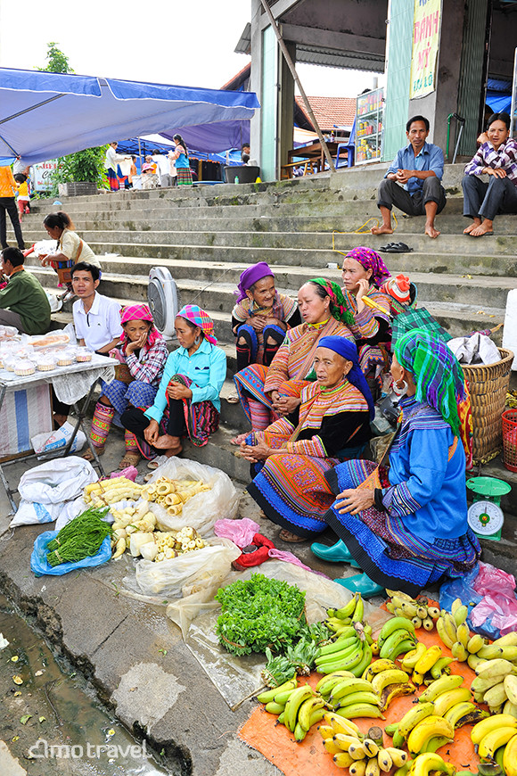 Venditrice di verdura, frutti al mercato di Bac Ha
