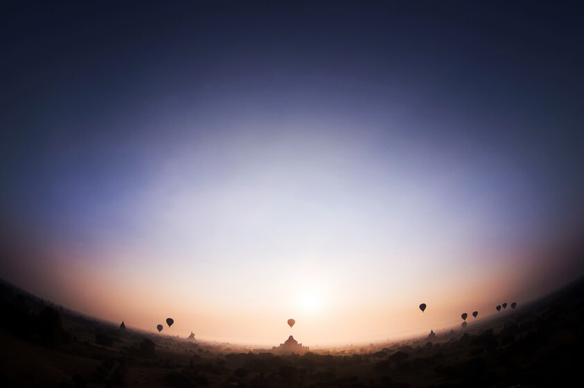 e particolarmente il palloncino. Con un prezzo di circa 300 dollari / visitatori persona voleranno molte ore ad ammirare all'alba. Questo è anche il momento giusto per esplorare le bellezze individuale di Bagan. Quando in volo questa volta si farà immagi