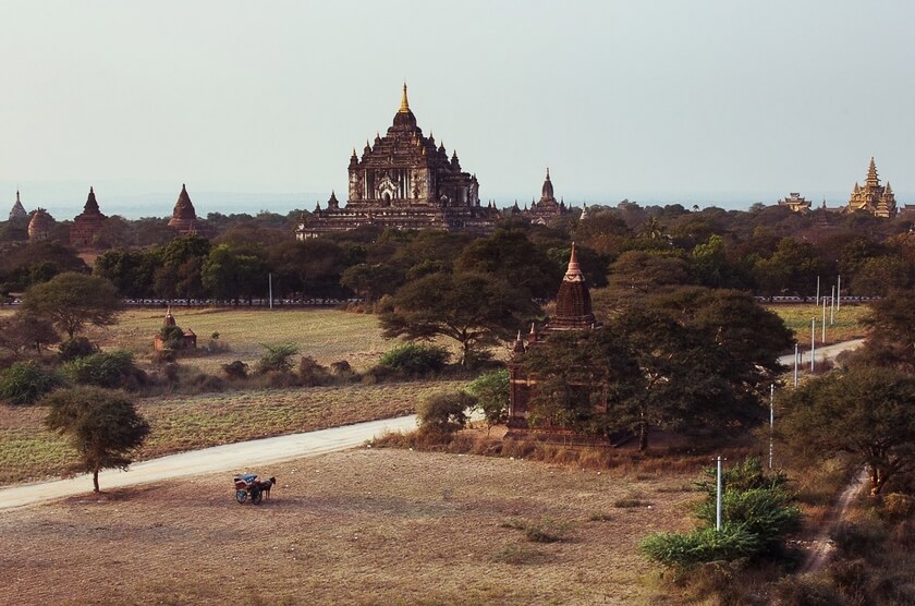 Myanmar persone vivono nella città intorno al campo antica torre. Pochi vivevano accanto ai templi e sulle sponde del fiume Ayeyarwady.