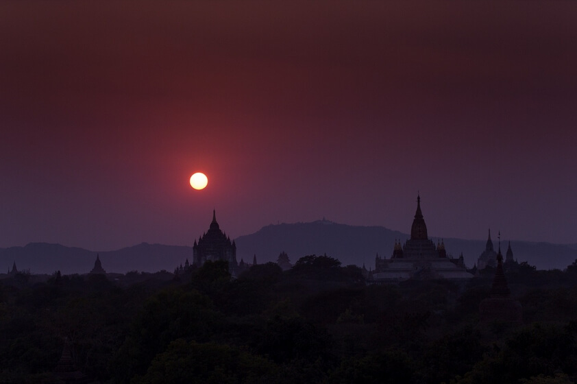 Bagan è più bella all'alba, e il tramonto. Quando il sole sorge dissipano la nebbia sui campi e tuffarsi all'orizzonte che è quando ha portato l'antica torre nella notte del mistero.