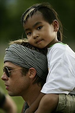 Brad Pitt con il Krama