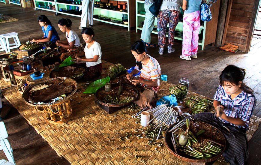 Le donne sta arrotolando abilmente i sigari sul lago Inle Myanmar