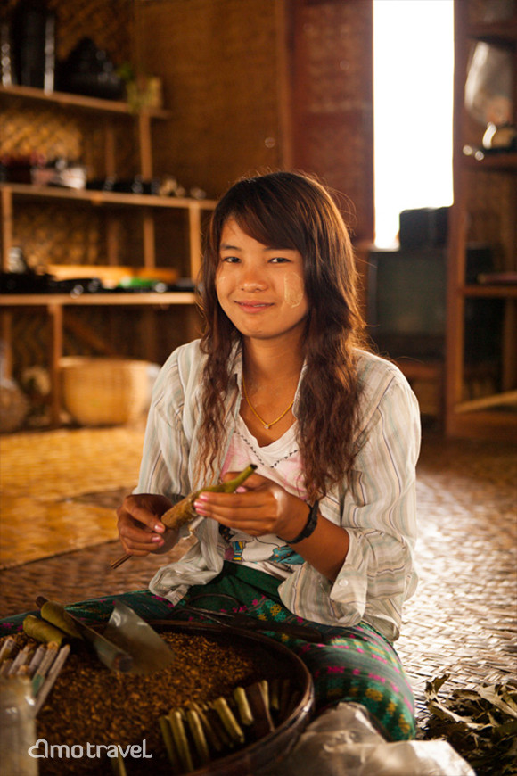 Le ragazza sta arrotolando abilmente i sigari sul lago Inle Myanmar