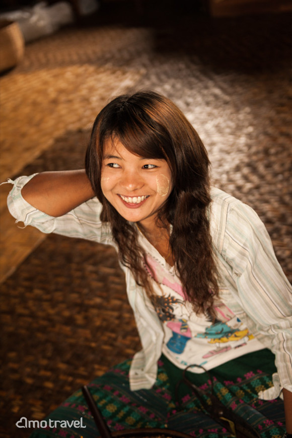 Le ragazza sta arrotolando abilmente i sigari - Foto: Lam Ngo