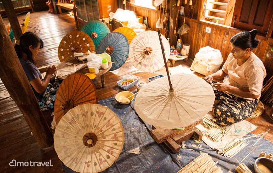 Lavoro dell'ombrello sul lago Inle Myanmar
