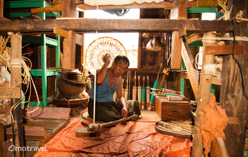Lavoro dell'ombrello sul lago Inle Myanmar