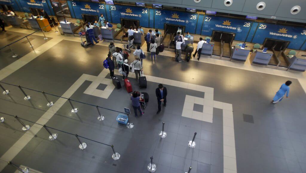 I passeggeri aspettano il check-in all'aeroporto di Noi Bai , ad Hanoi