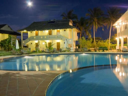 Con Dao Sea Cabanas -700.000 VNĐ ($ 35); www.condaoseacabanas.com - Oscillanti tra budget e fascia media, i bungalow A-frame qui offrono un buon rapporto qualità-prezzo per la doppia occupazione. Questa è l'unica sistemazione a prezzi ragionevoli che si trova letteralmente sulla spiaggia. Le camere sono strette, ma non si può battere la posizione. Nota: potrebbe essere un po 'rumoroso qui fino al completamento della ricostruzione del porto di Con Son (prevista per la fine del 2015).