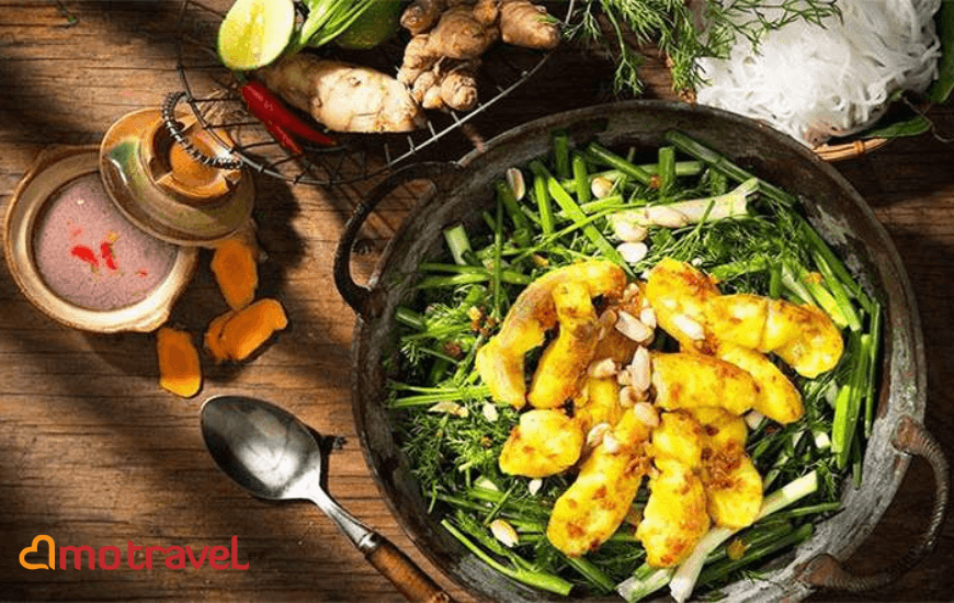 Pesce alla curcuma (Cha ca La Vong): Un piatto tipico della cucina di Hanoi.