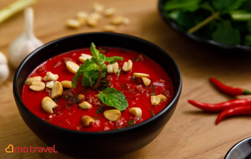 La zuppa di sangue vietnamita (Tiet Canh): Un piatto imperdibile per i mangiatori avventurosi.